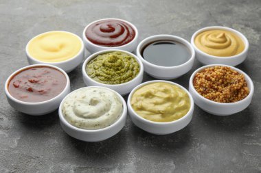 Gri masada bir sürü farklı sos var.