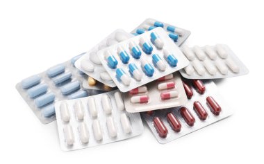 Kabarcıklardaki farklı antibiyotik hapları beyaza izole edilmiş.