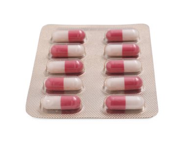Kabarcıklardaki antibiyotik hapları beyaza izole edilmiş.