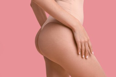 Pembe arka planda mükemmel cildi olan güzel bir kadın, yakın plan. Vücut bakımı