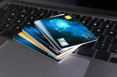 Dizüstü bilgisayarda birçok plastik kredi kartı, yakın plan.