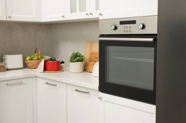 Mutfakta yeni elektrikli fırın. Yemek pişirme aygıtı