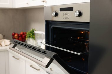 Mutfakta elektrikli fırın aç. Yemek pişirme aygıtı