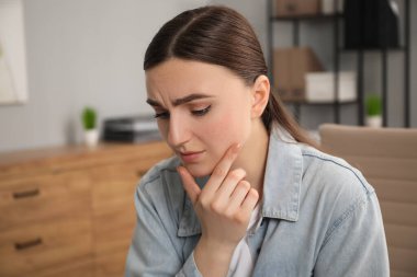 Ofiste utangaç bir kadın, mesaj için yer var.