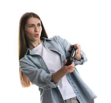 Beyaz arka planda kontrolörle video oyunu oynayan şaşkın kadın.