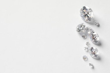 Beyaz arka planda bir sürü güzel pırlanta, düz bir zemin. Metin için boşluk