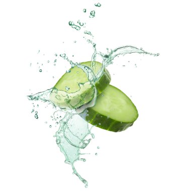 Salatalık dilimleri ve beyaz arka planda havaya su sıçratma