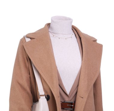 Ceket, balıkçı yaka kazak ve aksesuarlı yağmurluk giymiş beyaz tenli kadın mankeni. Şık kıyafet.