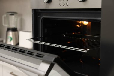 Mutfakta elektrikli fırın aç. Yemek pişirme aygıtı