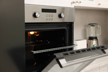 Mutfakta elektrikli fırın aç. Yemek pişirme aygıtı