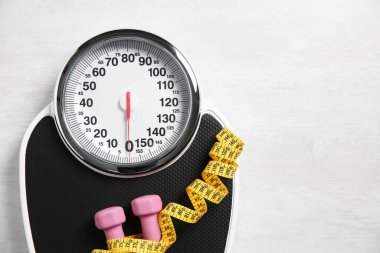 Pullar, dambıllar ve beyaz ahşap arka planda ölçüm bandı, üst manzara. Metin için boşluk