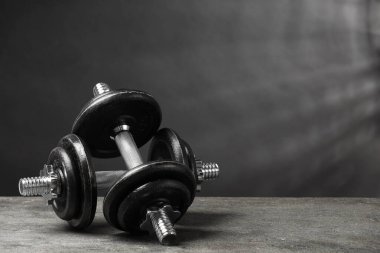 Gri desenli masada iki halter. Metin için boşluk