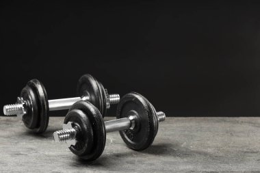 Gri desenli masada iki halter, yakın plan. Metin için boşluk