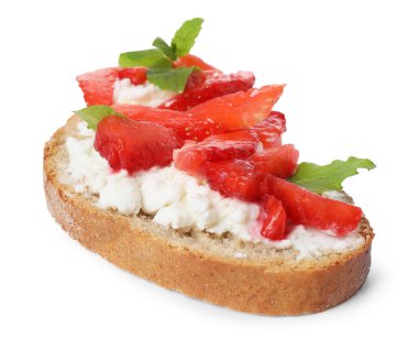 Taze ricotta (krem peynir) ile nefis bruschetta, beyaz üzerine izole edilmiş çilek ve nane.