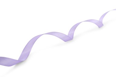 Güzel bir menekşe kurdele beyaza izole edilmiş.