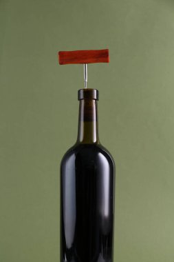 Zeytin zemininde tirbuşon olan şarap şişesi.