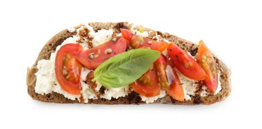 Lezzetli ricotta bruschetta, domates, fesleğen ve soslu, beyaza izole edilmiş.