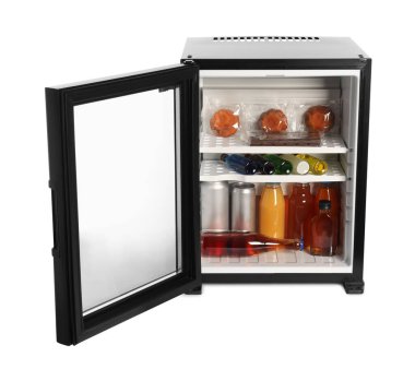 Mini buzdolabı, içecekler ve aperatifler beyaz üzerine izole.