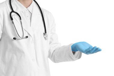 Doktor beyaz arka planda bir şey tutuyor, yakın plan.