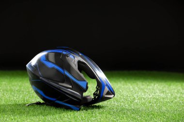Siyah arka plana karşı vizörlü modern motosiklet kaskı, metin için boşluk