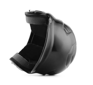 Beyazda izole edilmiş siyah bir beyzbol kaskı.