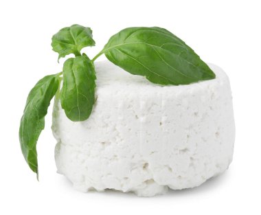 Taze ricotta (krem peynir) ve fesleğen beyaza izole edilmiş.