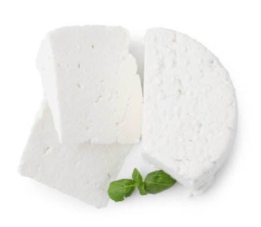 Taze ricotta (krem peynir) ve fesleğen beyaza izole edilmiş, üst manzara