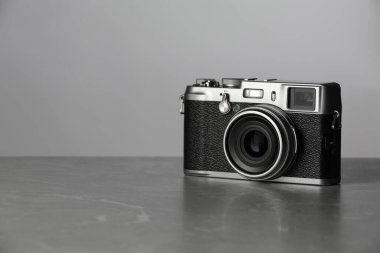 Gri mermer masadaki klasik fotoğraf makinesi, metin için boşluk