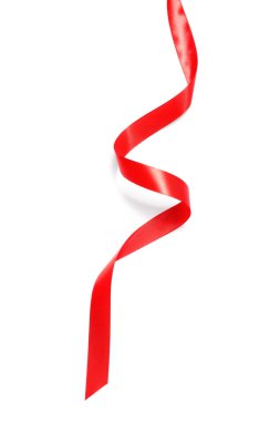 Güzel bir kırmızı kurdele, beyaz manzarada izole edilmiş.
