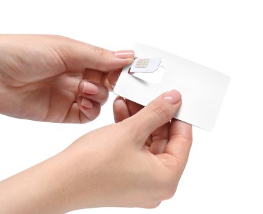 Beyaz arkaplandaki SIM kartı kaldıran kadın, kapat