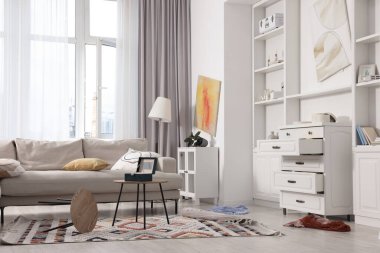 Soygundan sonra içerideki dağınık oturma odasına bak.