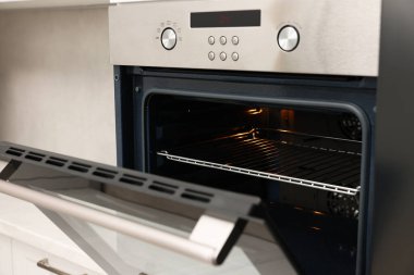 Mutfakta elektrikli fırın aç. Yemek pişirme aygıtı