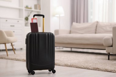 Siyah bavul, pasaport ve bilet. Metin için boşluk