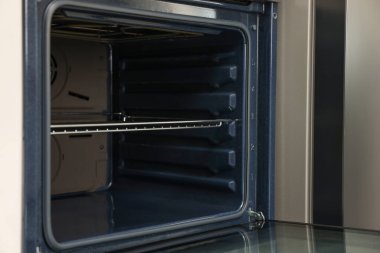 Mutfakta elektrikli fırın aç. Yemek pişirme aygıtı