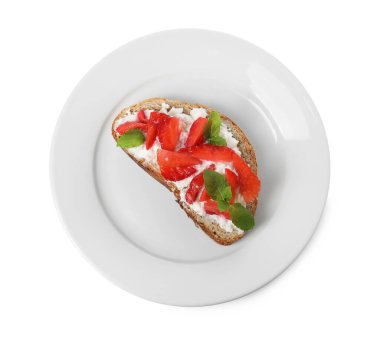 Taze ricotta (krem peynir) ile nefis bruschetta, beyaz üzerine izole edilmiş çilek ve nane, üst manzara