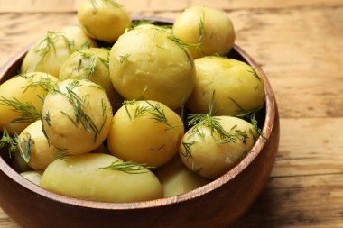 Tahta masada dereotlu kaynamış patatesler, yakın plan.