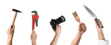 Farklı meslekler. İnsanların elindeki birçok alet beyaz, yakın çekim izole edilmiş.