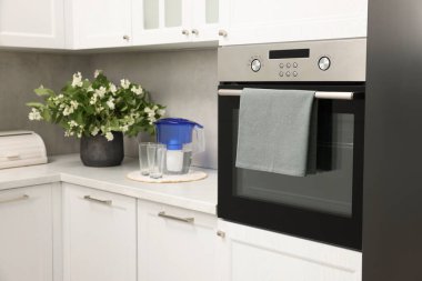 Mutfakta havluyla elektrikli fırın. Yemek pişirme aygıtı