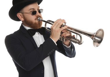 Beyaz arka planda trompet çalan yakışıklı müzisyen