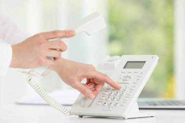 Telefondaki yardımcı çevirme numarası bulanık yeşil arkaplan, yakın plan