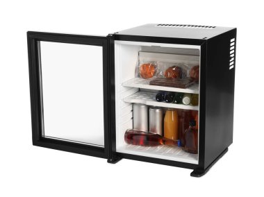 Mini buzdolabı, içecekler ve aperatifler beyaz üzerine izole.