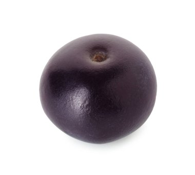 Taze olgun acai üzümü beyaza izole edilmiş.
