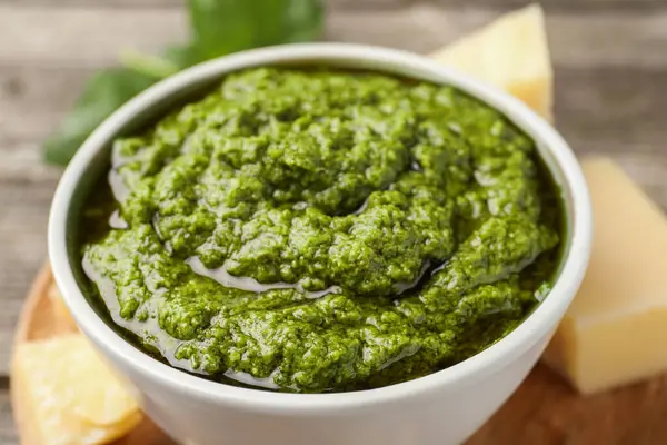 Lezzetli pesto sosu masada, yakın plan.