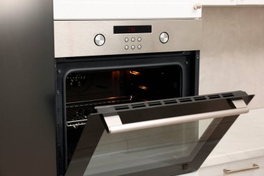 Mutfakta elektrikli fırın aç. Yemek pişirme aygıtı