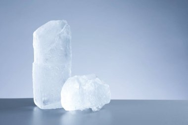 Açık gri masadaki berrak buz parçaları. Metin için boşluk
