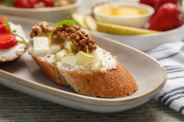 Lezzetli ricotta bruschetta armut ve ceviz ağacından yapılmış, yakın plan.