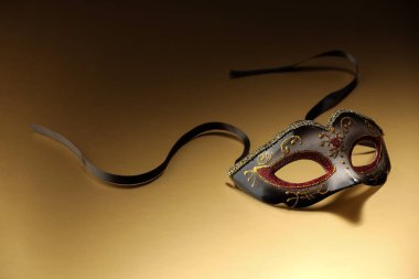 Bej arka planda zarif bir yüz maskesi. Tiyatro performansı