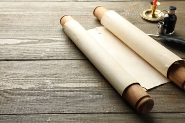 Tahta masaya saplı eski parşömen kağıdı ve mürekkep hokkası, metin için boşluk
