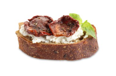 Lezzetli ricotta bruschetta, güneşte kurutulmuş domates ve beyaz üzerine izole edilmiş fesleğen.