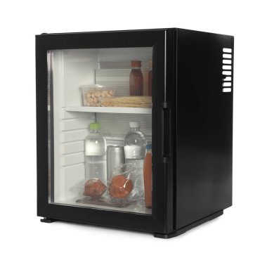 Mini buzdolabı, içecekler ve aperatifler beyaz üzerine izole.